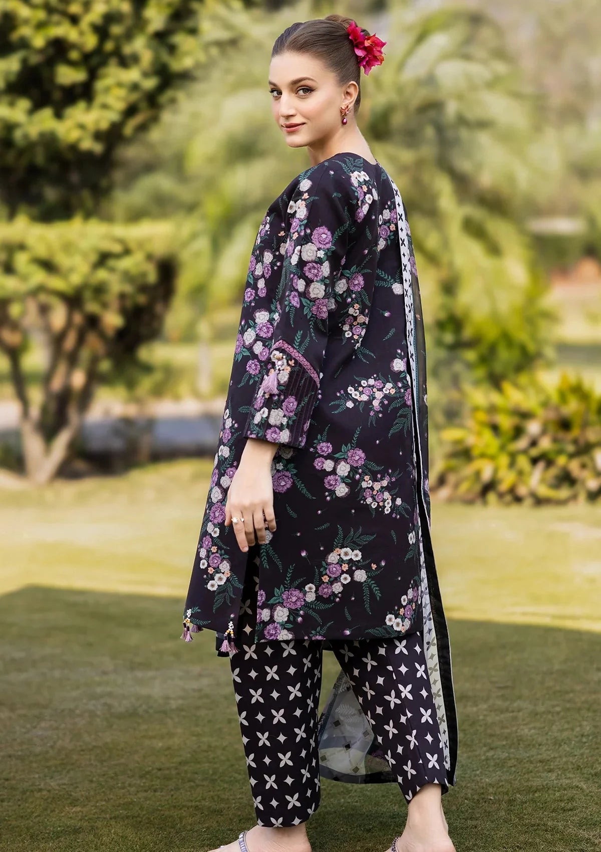Winter 2025 Khaddar 3-Piece Suit – Digital Floral Print with Slub Dupatta