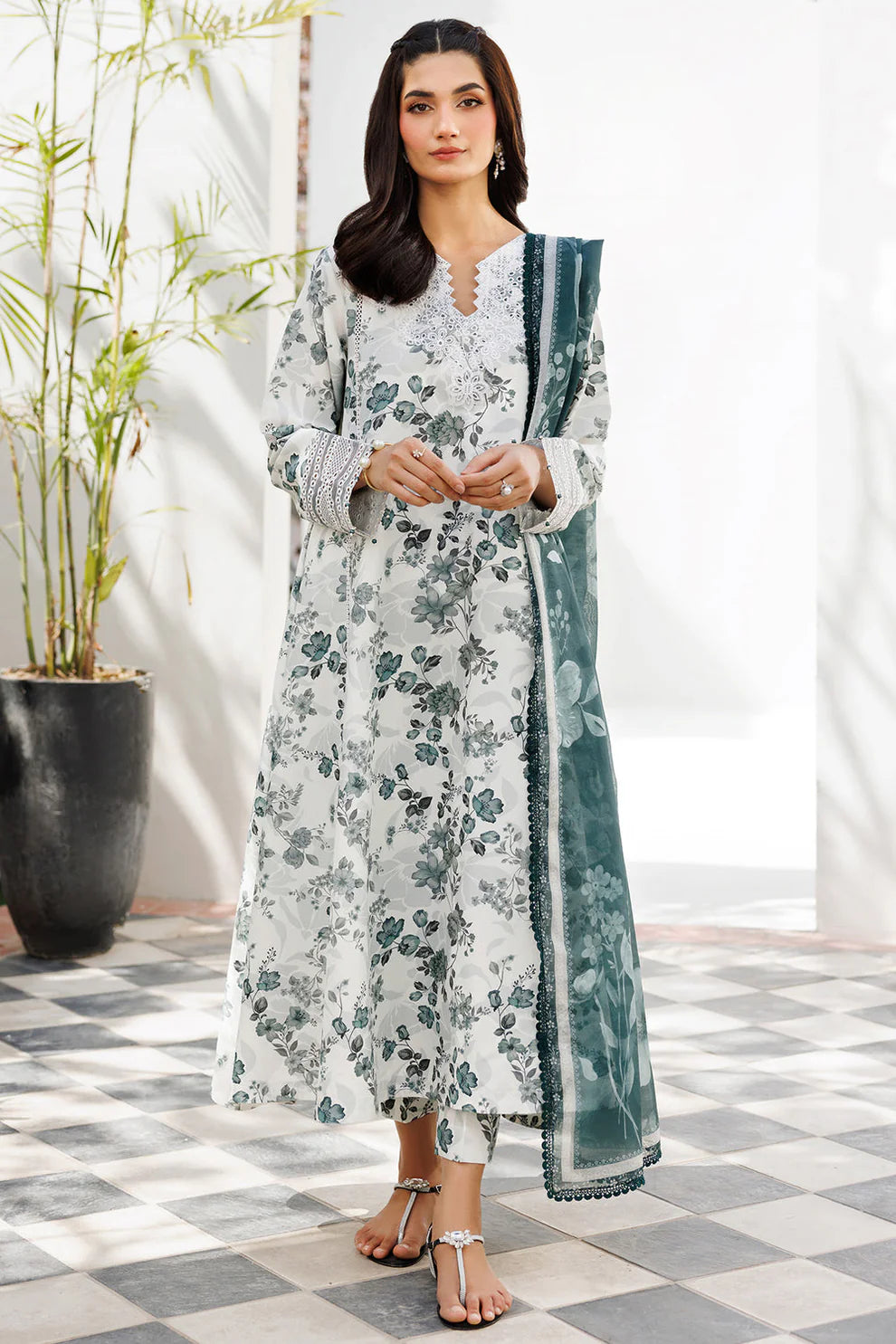 Winter 2025 Khaddar 3-Piece Suit – Digital Floral Print with Slub Dupatta