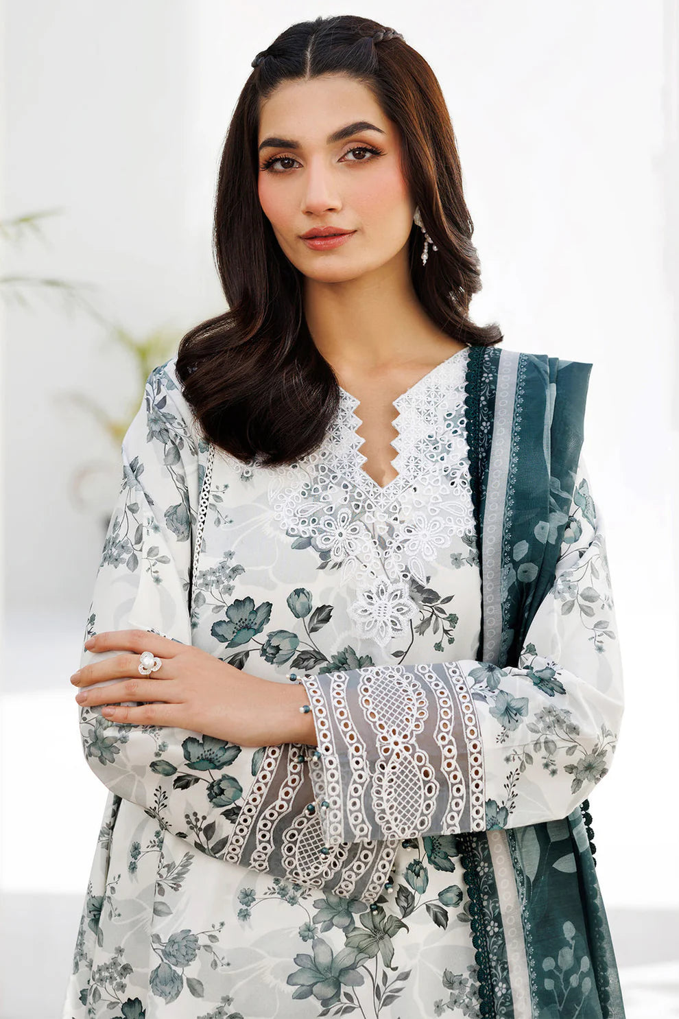 Winter 2025 Khaddar 3-Piece Suit – Digital Floral Print with Slub Dupatta